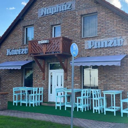 Naphaz Panzio Bed & Breakfast Tiszafüred Eksteriør bilde