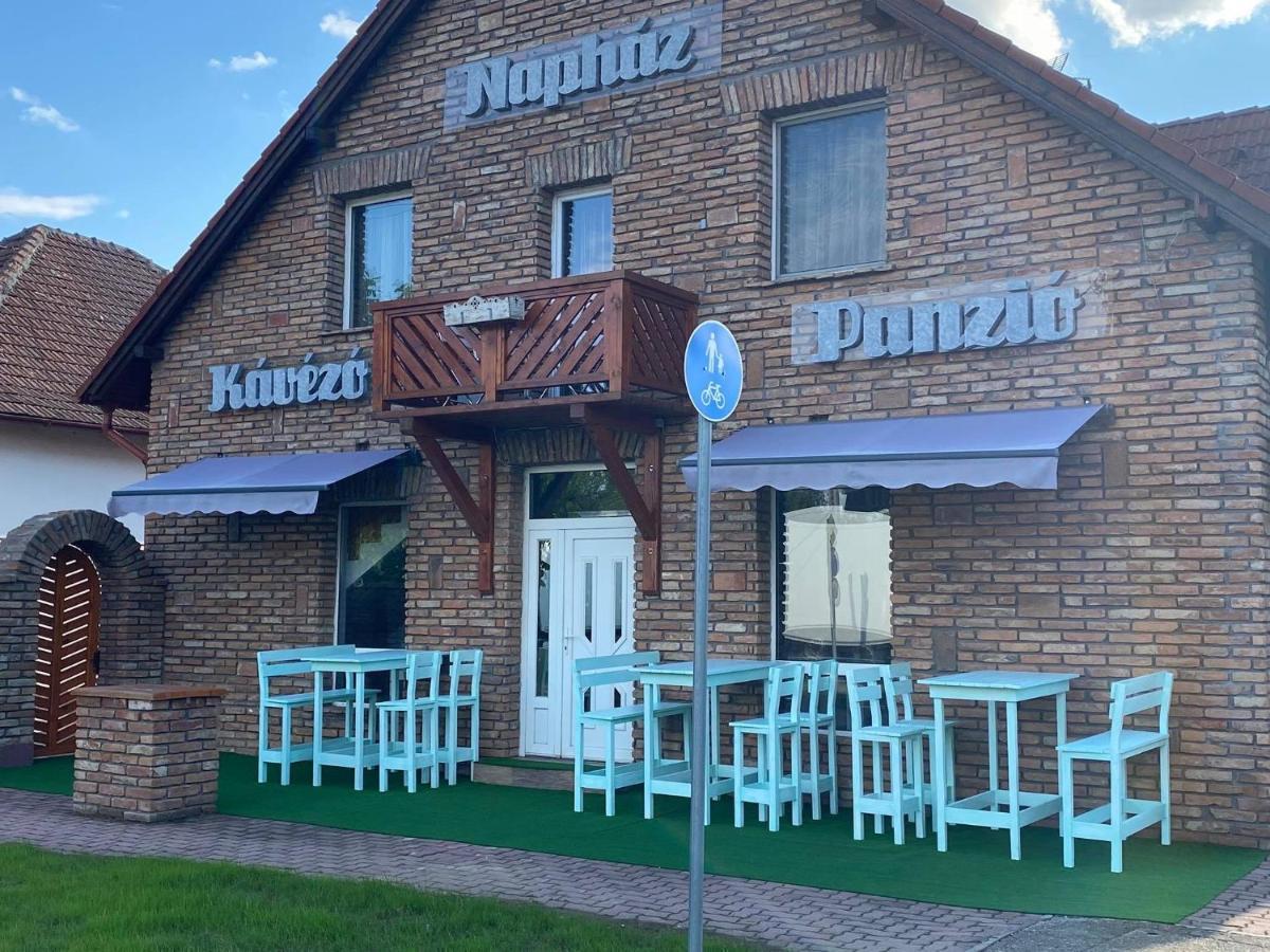 Naphaz Panzio Bed & Breakfast Tiszafüred Eksteriør bilde